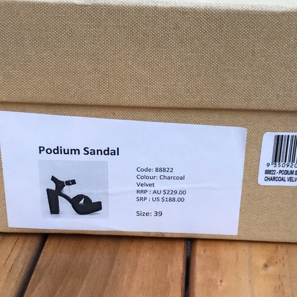 The Mode Collective☀️The Podium Sandal in charcoal - Picture 9 of 9